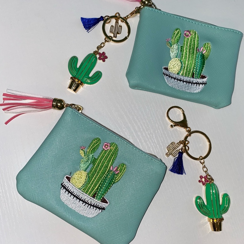 Cactus pouch with zipper and detachable keychain